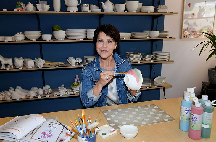 Janina Hartwig auf der Terrasse von Burg Trausnitz mit Blick auf die Stadt Landshut/ Janina Hartwig dreht digitalen Stadtspaziergang - mit Besuch von Drehorten der ARD -Serie „Um Himmels Willen“ in Landshut / 8. Mai 2021 /  ©Foto: : Agentur Schneider-Press/ W.Breiteneicher